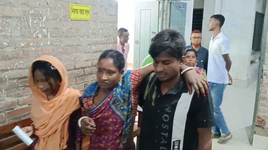 দিনাজপুরের হিলিতে শেয়ালের কামড়ে নারী ও শিশুসহ আহত ৮ দিনাজপুরের হিলিতে শেয়ালের কামড়ে নারী ও শিশুসহ আহত ৮