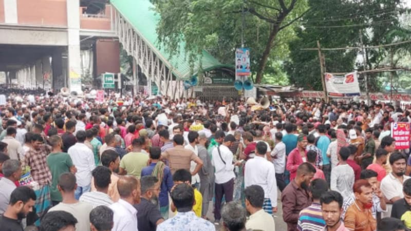 প্রতিবাদ মিছিল করে অবরোধ তুলে নিলেন ব্যাটারিচালিত রিকশাচালকরা প্রতিবাদ মিছিল করে অবরোধ তুলে নিলেন ব্যাটারিচালিত রিকশাচালকরা