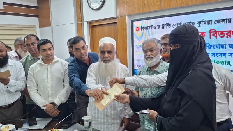 কুমিল্লায় সড়ক দুর্ঘটনায় নিহত-আহতদের ১ কোটি ২১ লাখ টাকার চেক বিতরণ কুমিল্লায় সড়ক দুর্ঘটনায় নিহত-আহতদের ১ কোটি ২১ লাখ টাকার চেক বিতরণ