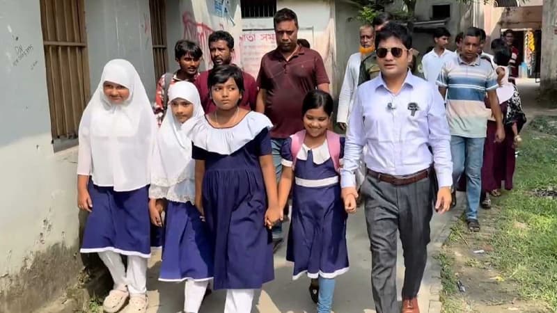 বাবাকে চা-রুটি খাইয়ে আলোচিত তুবা ফিরল স্কুলে, পাশে প্রশাসন বাবাকে চা-রুটি খাইয়ে আলোচিত তুবা ফিরল স্কুলে, পাশে প্রশাসন
