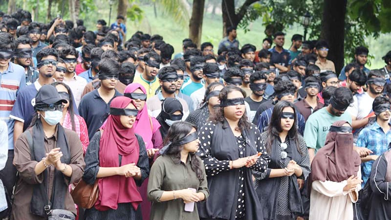 চোখে কালো কাপড় বেঁধে চুয়েট শিক্ষার্থীদের প্রতিবাদ চোখে কালো কাপড় বেঁধে চুয়েট শিক্ষার্থীদের প্রতিবাদ