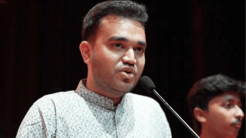 ওসির কক্ষের সামনে দাঁড়িয়ে থানার ইট খুলে নেয়ার হুমকি এনসিপি নেতার ওসির কক্ষের সামনে দাঁড়িয়ে থানার ইট খুলে নেয়ার হুমকি এনসিপি নেতার